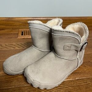 Cozy Shearling-Lined HIKE Ankle Boots - Light Taupe